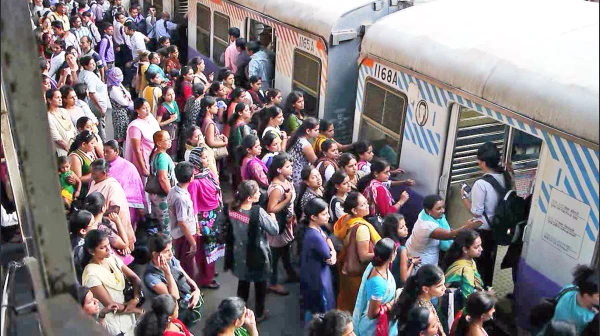 मुंबई लोकल - 10 दिनों में मध्य रेलवे पर 984 बेटिकट यात्री मिले